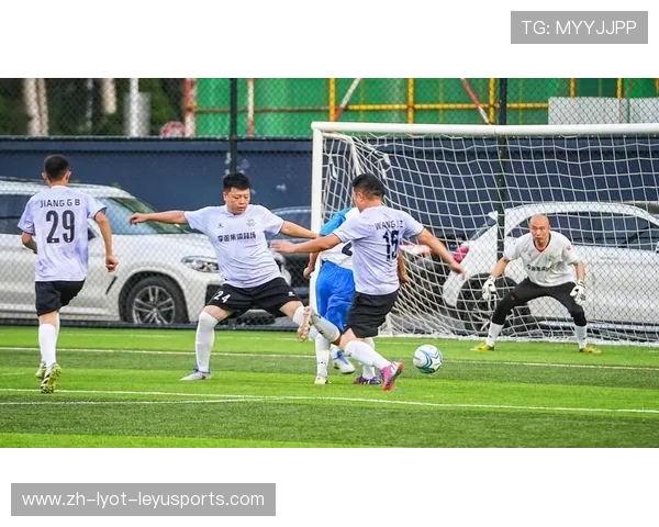 足球比赛中的集体防守与攻防平衡